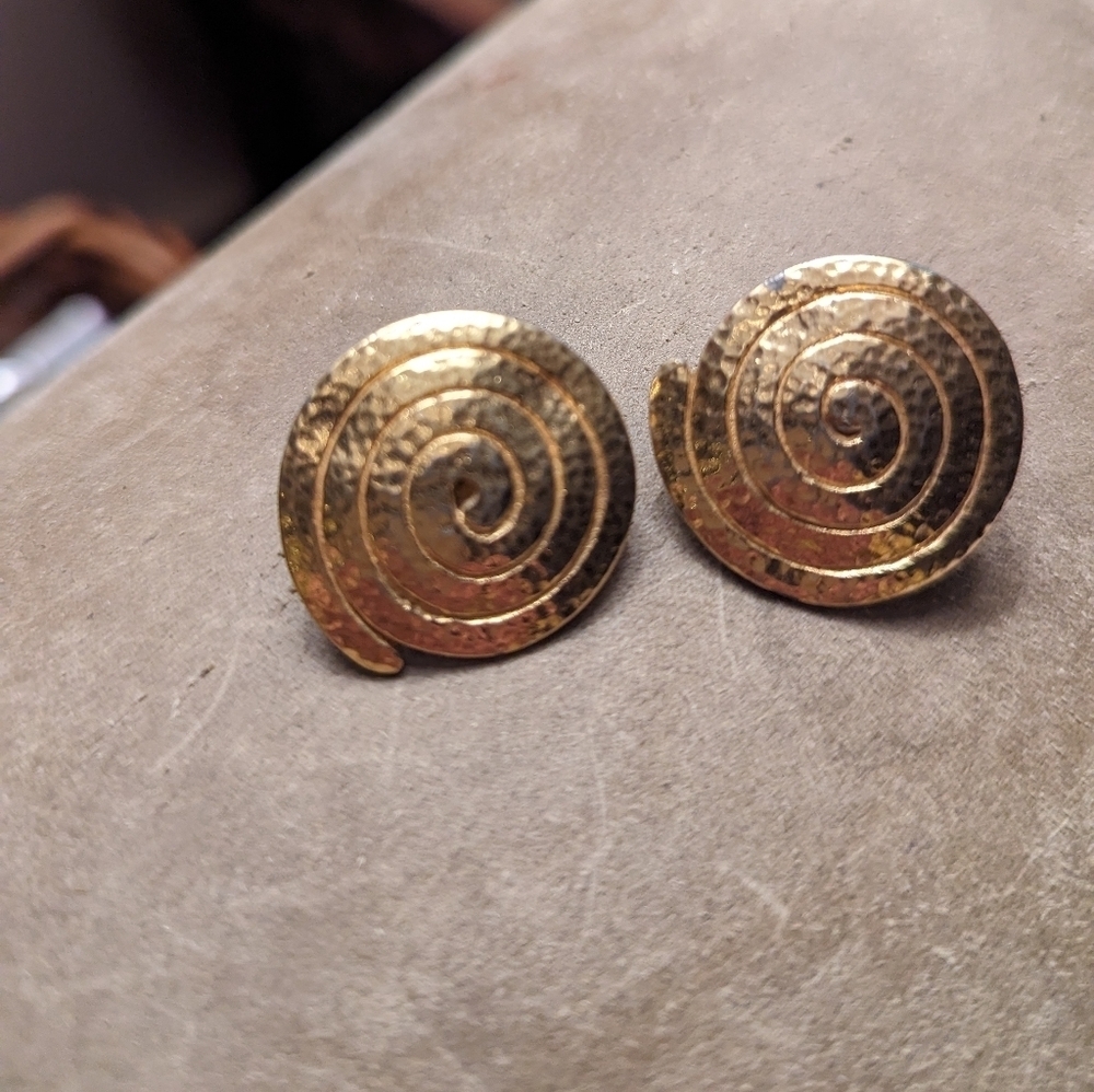 Monet Disk Earrings Signed Vintage Hammered 10kt gp gold toned coiled circular - Picture 6 of 11
